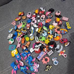 Set de 80 charms para Crocs en excelente condición.Incluye diseños variados: S